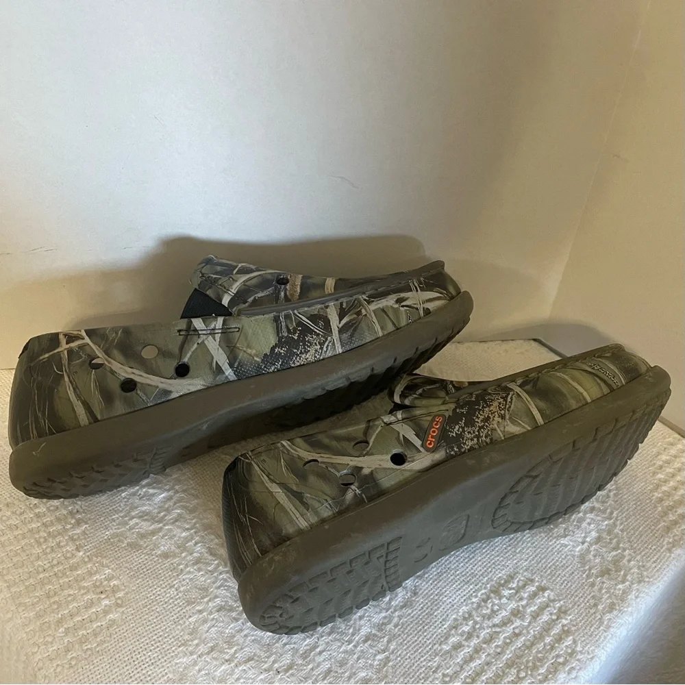 CROCS Camouflage Slip-On Loafers~ Size 8 M~‎ Hunting and Outdoors